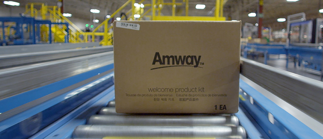 Hombre mirando la ciudad durante el amanecer. Empoderamos a las personas para que vivan mejor.