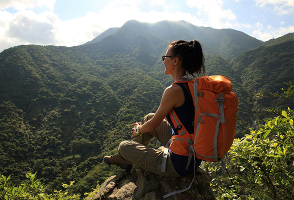 Manos de un científico examinando plantas naturales usadas como ingredientes. Amway cuenta con más de 800 patentes. Inversión en innovación de productos.