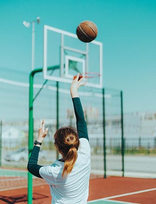 Mujere jugando basketball
