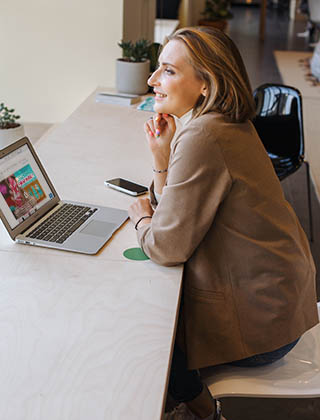 Dos mujeres platicando en una sala de juntas