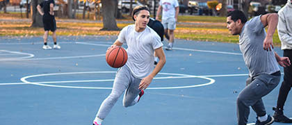 Hombres jugando basketball