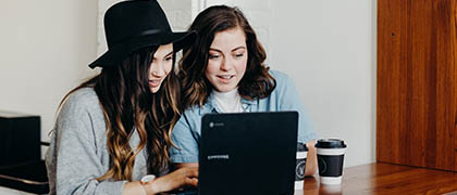 Dos mujeres trabajando en laptop