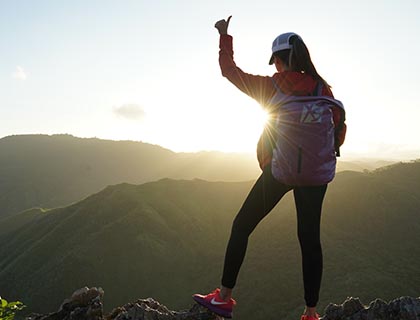 Mujer en lo alto de una montaña